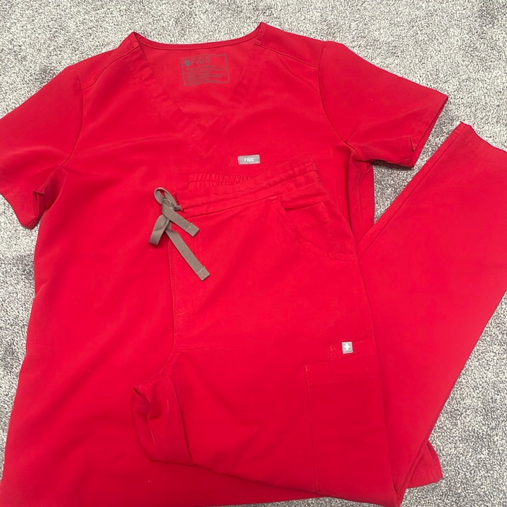 Red figs scrub set